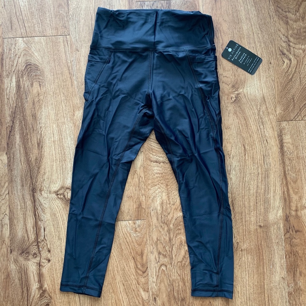Vie Activewear Lili Capris NWT
